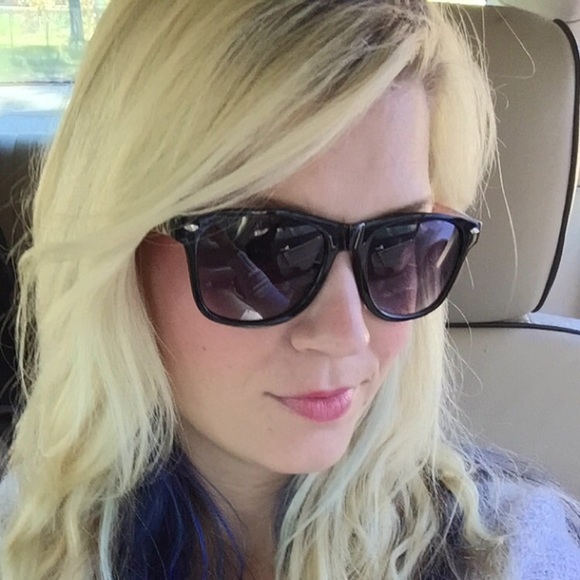 Profile Picture of Jennifer Tyrrell (@jenntyrrell) on Poshmark
