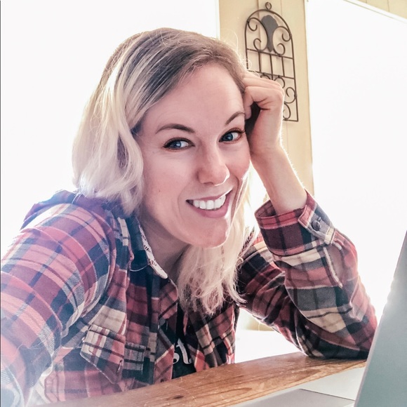 Profile Picture of Sarah Tessman (@cupcakescountry) on Poshmark