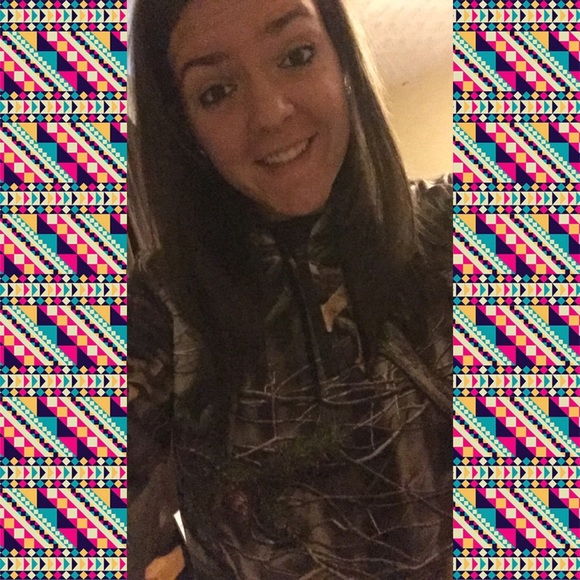 Profile Picture of Chloe Helming (@__coco__22) on Poshmark