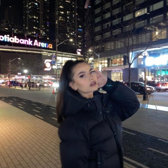 Profile Picture of Joelle Haddadin (@joellekhaddadin) on Poshmark