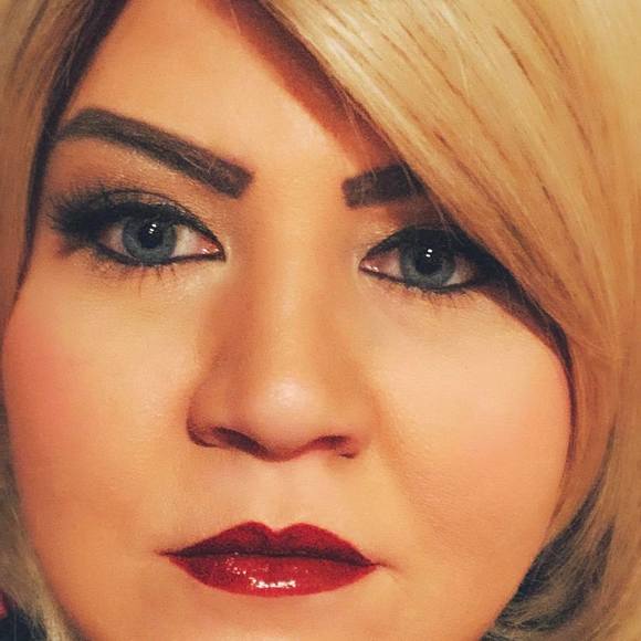 Profile Picture of Nicole Yannone (@nicoleyannone) on Poshmark