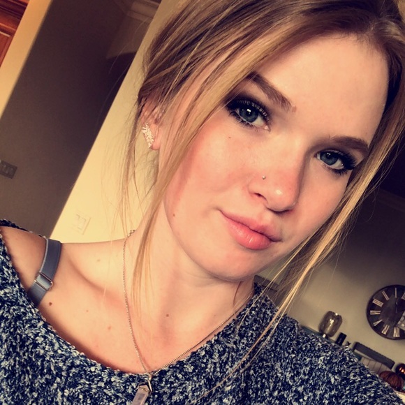 Profile Picture of Demiah Hart (@demiahhart) on Poshmark