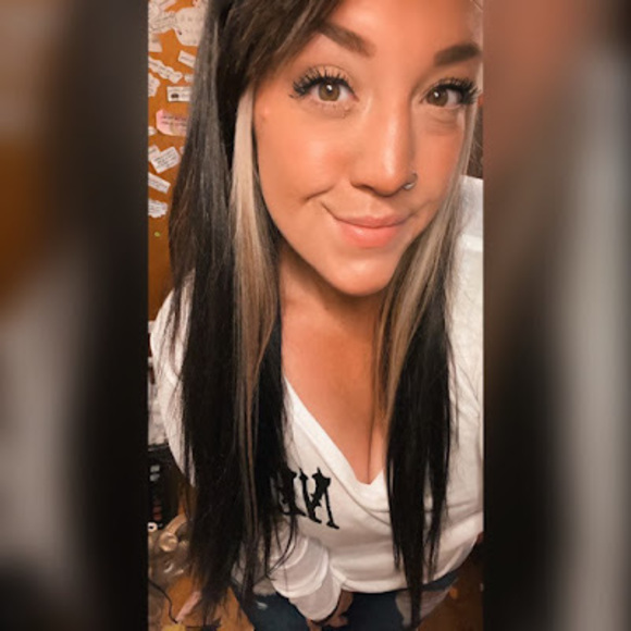 Profile Picture of Paige Shonkwiler (@paigeshonkwiler) on Poshmark