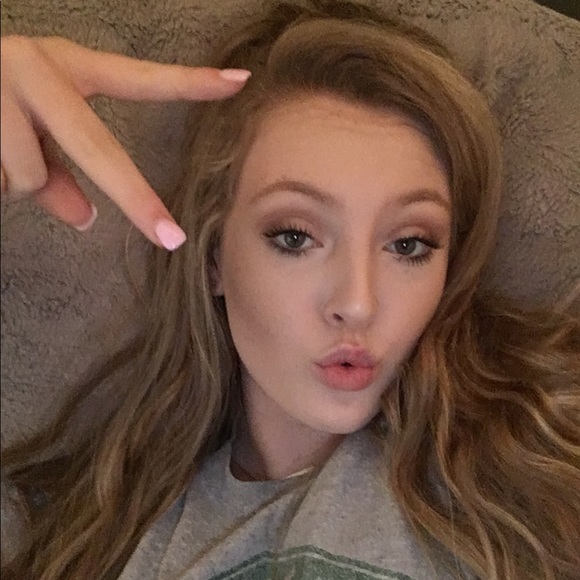 Profile Picture of Haley Carman (@haleysuzanne0) on Poshmark