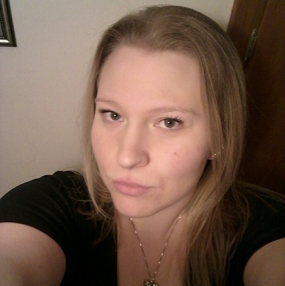 Profile Picture of Ashley Higgenbottom (@ashley111214) on Poshmark