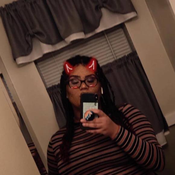 Profile Picture of Astoria Davis (@astoriadavis) on Poshmark