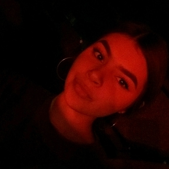 Profile Picture of Annalisa Crayk (@annalisa322) on Poshmark