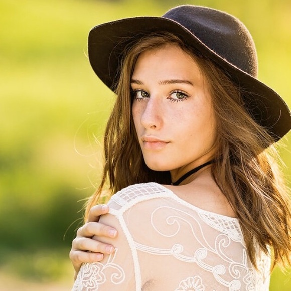 Profile Picture of Ariel Velazquez (@arielvxo) on Poshmark