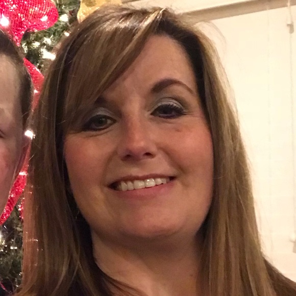 Profile Picture of Amanda Mathews (@amathews1215) on Poshmark