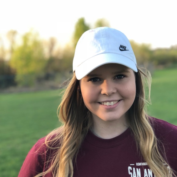 Profile Picture of Anne Blackaby (@anneblackaby) on Poshmark