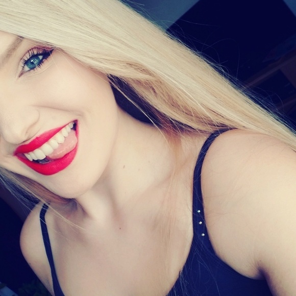 Profile Picture of Rachel Feasey (@rachelinpink) on Poshmark