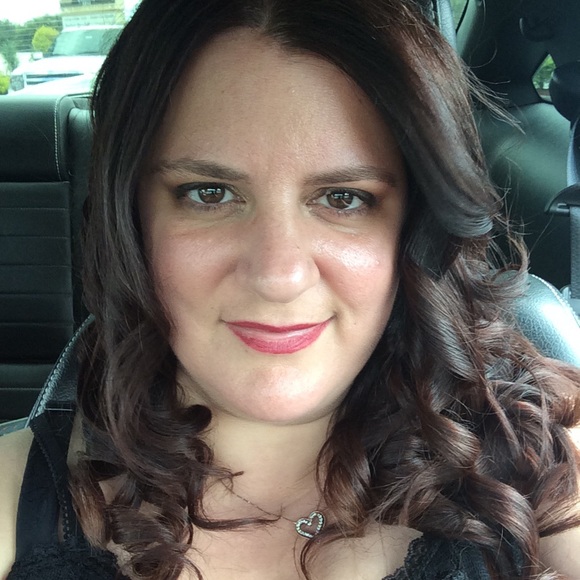 Profile Picture of Jessica Dillahunt (@wkndluva96) on Poshmark