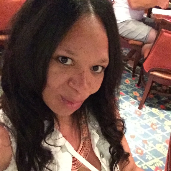 Profile Picture of Denise James (@niecey2007) on Poshmark