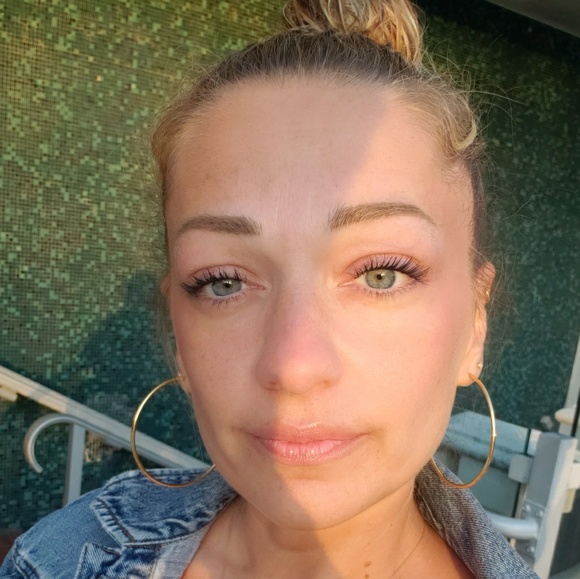 Profile Picture of Nitsa Thomatos (@lemon1977) on Poshmark