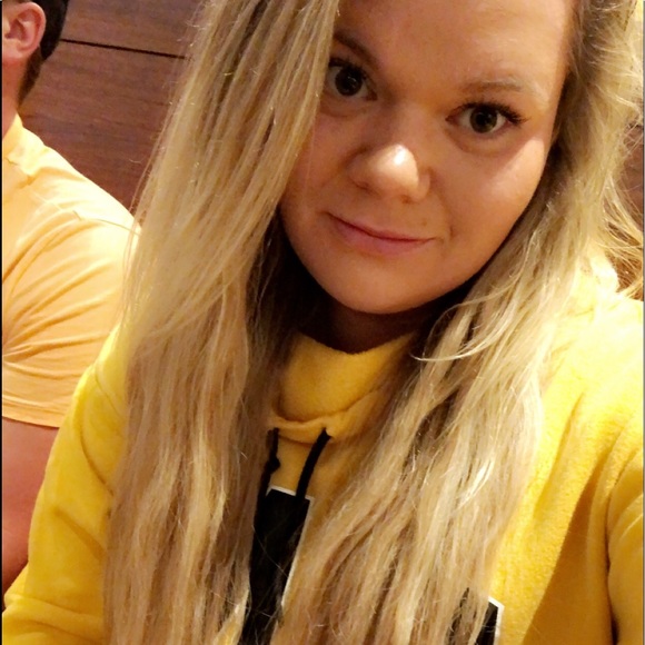 Profile Picture of Lisa Drescher (@lisadrescher) on Poshmark