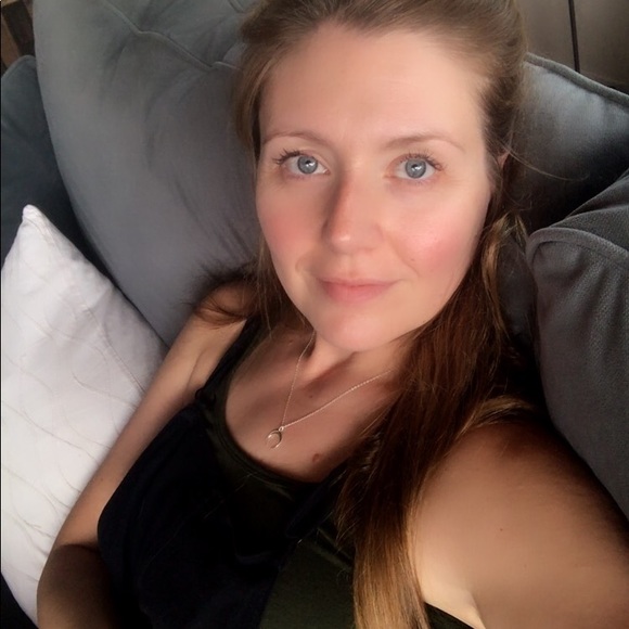 Profile Picture of Laura Loveless (@paperdoll677) on Poshmark