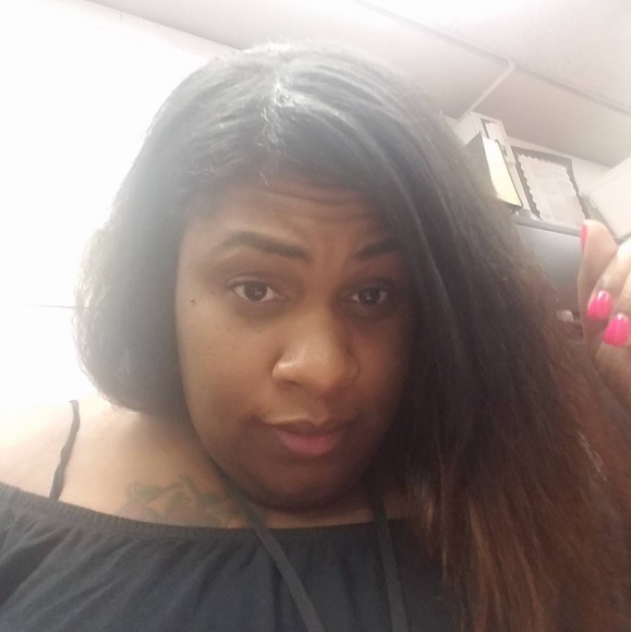 Profile Picture of Danielle Fenderson (@daniellefenders) on Poshmark