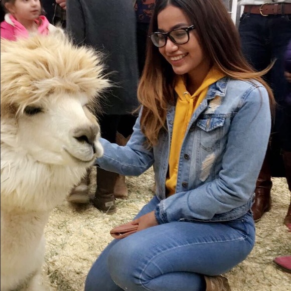 Profile Picture of Barbara Olvera (@barbara_olvera) on Poshmark