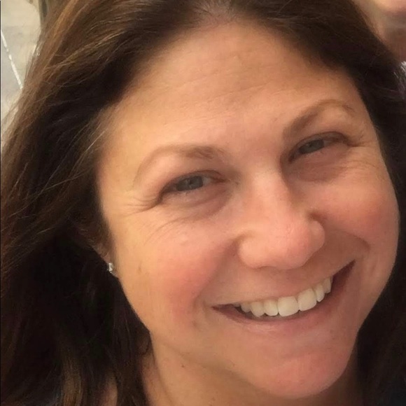 Profile Picture of Stefanie Sutton (@stefsutton23) on Poshmark