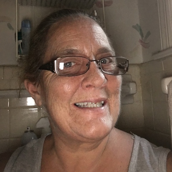 Profile Picture of Clare Traynum (@clarepaul) on Poshmark