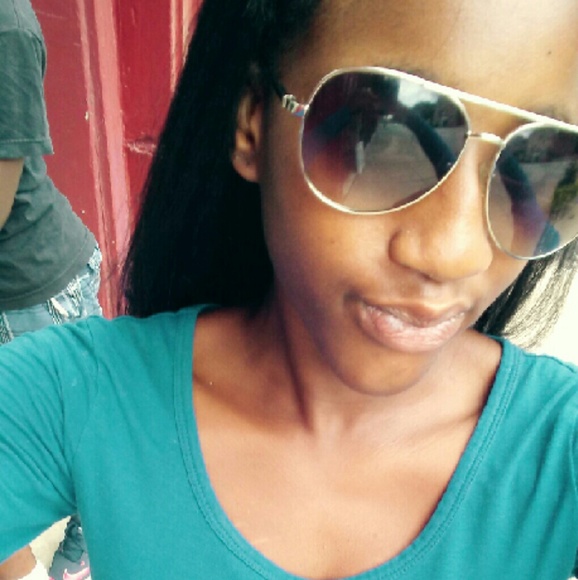 Profile Picture of Sharelle Jones (@sharelle123) on Poshmark