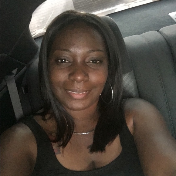 Profile Picture of Coral Clark (@coralrclark) on Poshmark