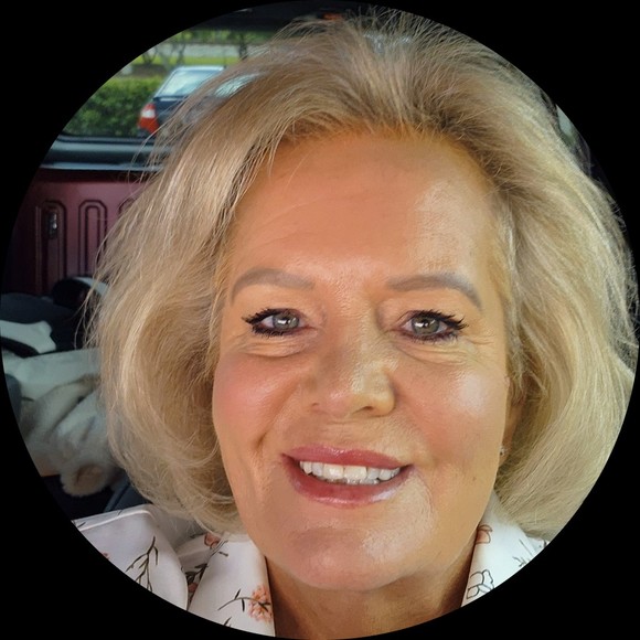 Profile Picture of Paula Mask (@paularustymask) on Poshmark