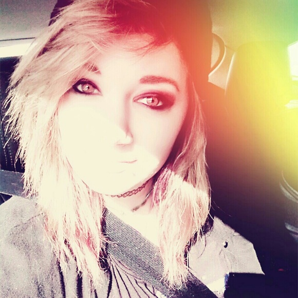 Profile Picture of Michaela Lieske (@michaelamlieske) on Poshmark