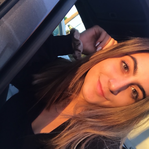 Profile Picture of Isabel Kiledjian (@izzzy2000) on Poshmark