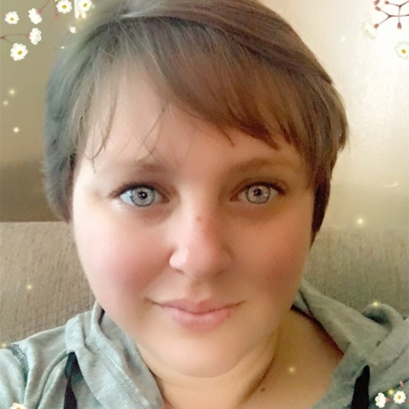 Profile Picture of Emily Capps (@emilycapps81) on Poshmark