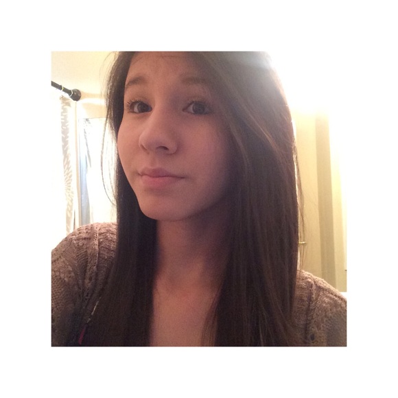 Profile Picture of Ariana Lugo (@arianalugo24) on Poshmark