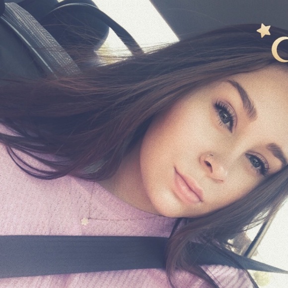 Profile Picture of Danna Jeantet (@dannajeantet) on Poshmark