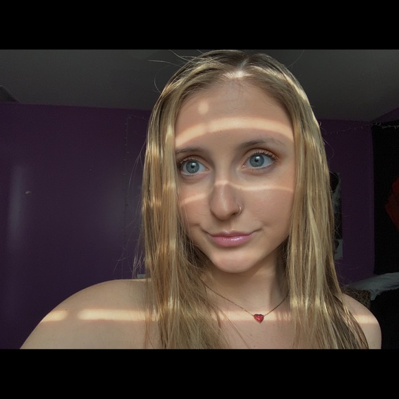 Profile Picture of Taylor Enright (@tayenright) on Poshmark