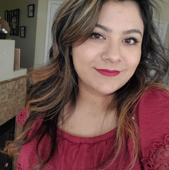 Profile Picture of Paola Echeverria (@paolaecheverria) on Poshmark