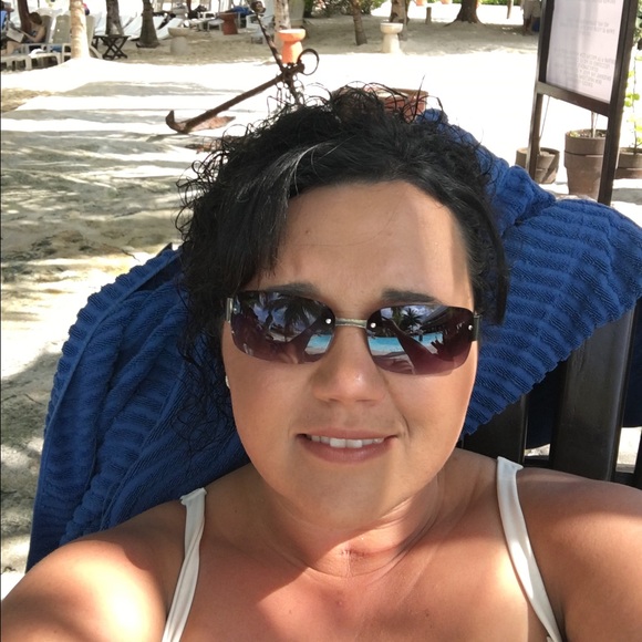 Pam Short - Poshmark Profile Picture of Pam Short (@pamallen1982) on Poshmark