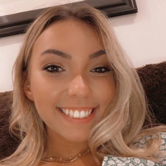 Profile Picture of Erica Schultz (@ericas421) on Poshmark