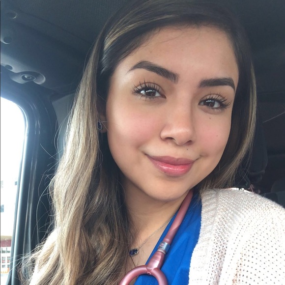 Profile Picture of Stefanie Silva (@stefaniefsilva) on Poshmark