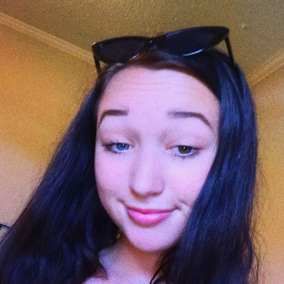 Profile Picture of Emily Lickteig (@emilylickteig) on Poshmark