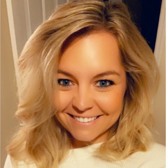 Profile Picture of Emily Cozzens (@emilyscloset322) on Poshmark