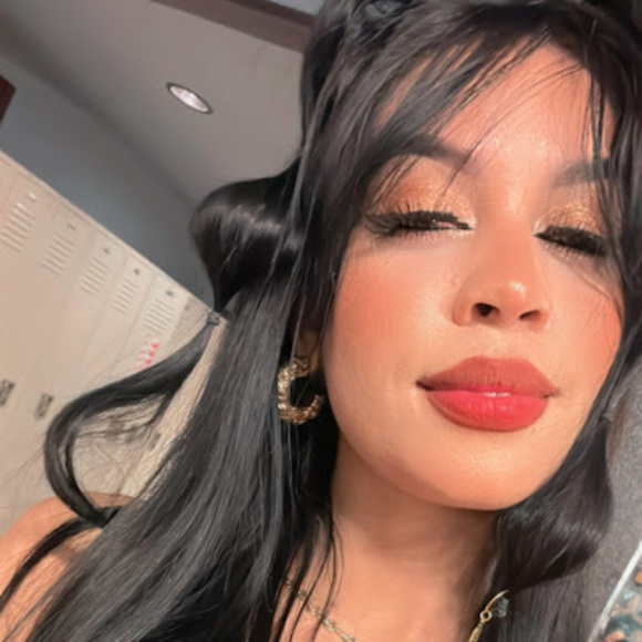 Profile Picture of Yusmidey Lobaina lobaina (@yusmideyl) on Poshmark