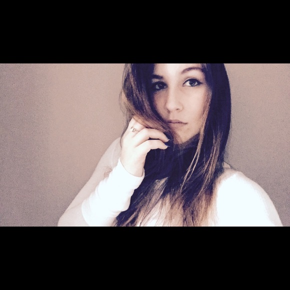 Profile Picture of Ashleigh Czewski (@aczewski21) on Poshmark