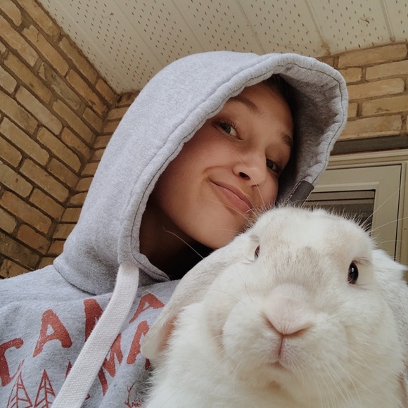 Abbey Thiede - Poshmark Profile Picture of Abbey Thiede (@abbeythiede) on Poshmark