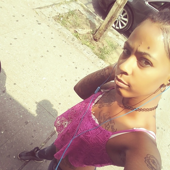 Profile Picture of Alicia Pelzer (@lishaboo0013) on Poshmark