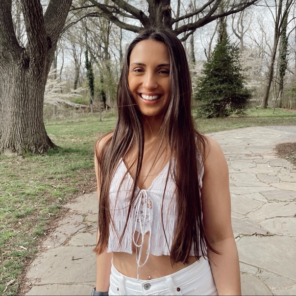 Profile Picture of Emma Shimsky (@emmashimsky) on Poshmark