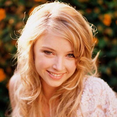 Profile Picture of Amber Feathers (@Owl_Amber_Eyes) on Twitter