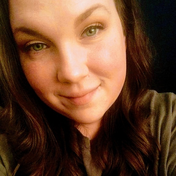 Profile Picture of Lauren Brewer (@lbrewx) on Poshmark