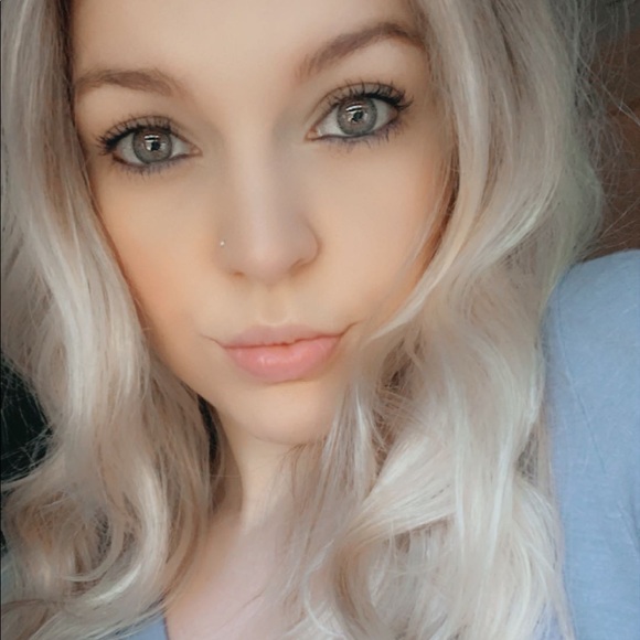 Profile Picture of Hannah Busuttil (@hannbus820) on Poshmark