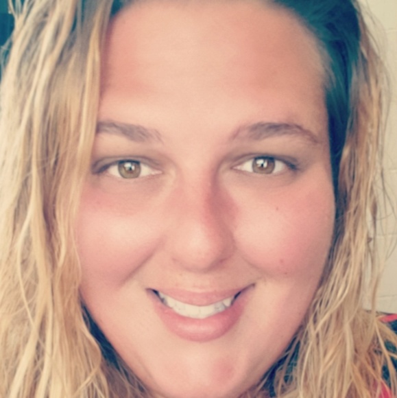 Profile Picture of Delia Case (@deecase09) on Poshmark