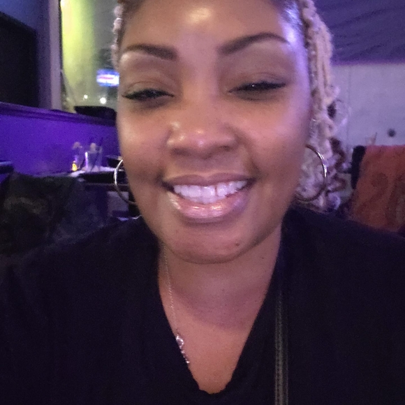 Profile Picture of Silletthia Hill (@silletthiahill) on Poshmark