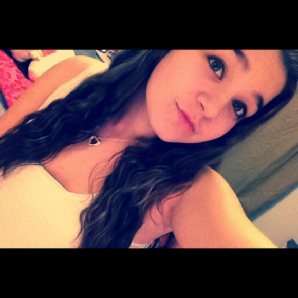 Profile Picture of Julia Kronfeld (@juliakronfeld) on Poshmark